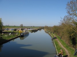 Towpath by Thrupp Wharf