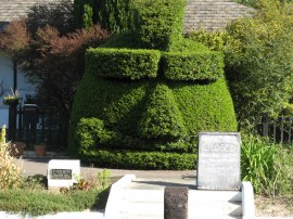 Topiary at Radcot Lock