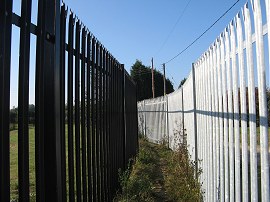 Fenced path heading up to Murston