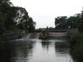 Sluice weir